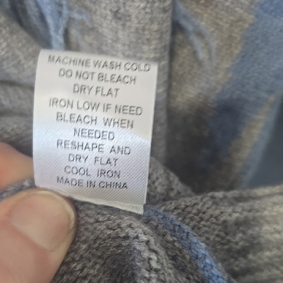 Elegant Blue and Gray Crew Neck Sweater - Picture 4 of 6